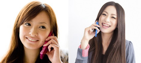 携帯電話で会話している二人の女性